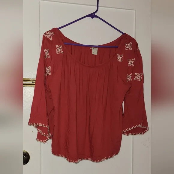 Ariat red embroidered bell sleeve top western size M - Picture 4 of 8